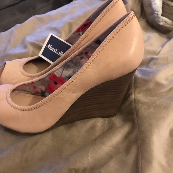 Light pink BCBG wedges - Picture 3 of 4